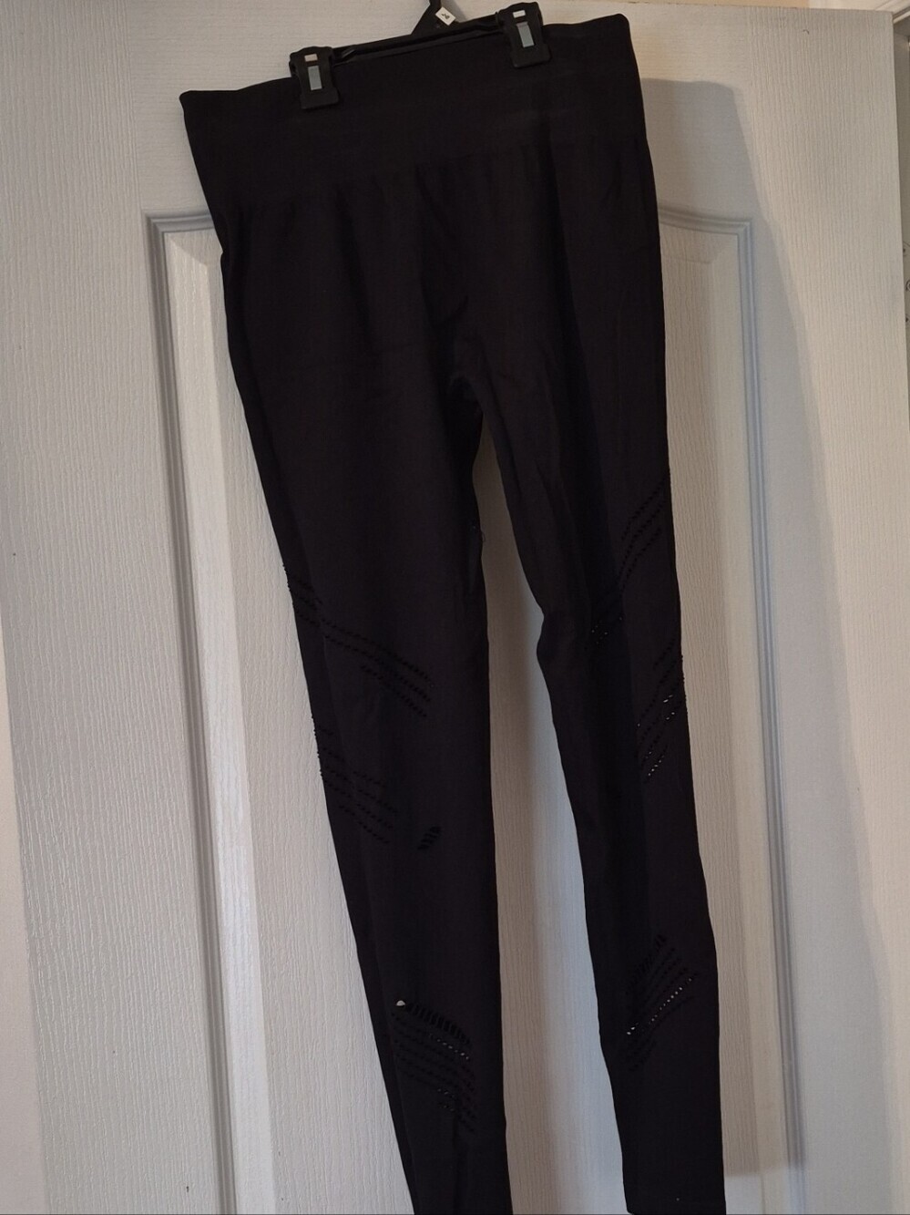 Supper Stretchy - Black - Women Sport Leggings with Laser-Cut Details - Large